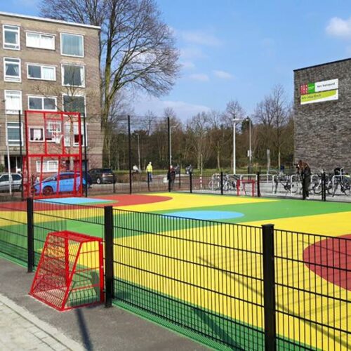 Sportvloercoating 47 Voetbalkooi in Rotsoord Utrecht met een fraaie Granuplast rolcoating in diverse ral kleuren.