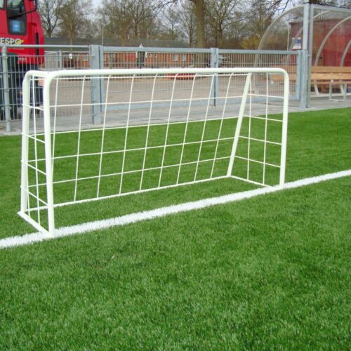 Voetbaldoeltjes model TRD210 22 Voetbaldoeltje TRD210. Gepoedercoat in een witte kleur. Hier ingezet als voetbaldoel voor de voetbaltraining.