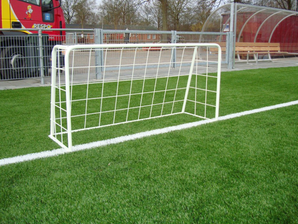 Voetbaldoeltjes model TRD210 11 Voetbaldoeltje TRD210. Gepoedercoat in een witte kleur. Hier ingezet als voetbaldoel voor de voetbaltraining.