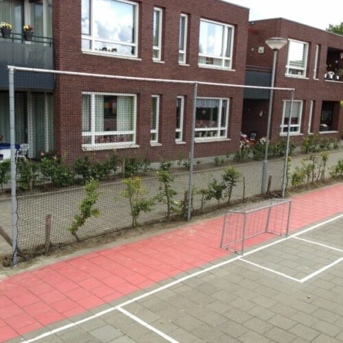 Voetbaldoeltjes model TRD210 15 Voetbaldoeltjes TRD210. Met een beperkt budget een sportief schoolplein. Voetbaldoeltje TRD210 verzinkt en daar achter een ballenvanger 3 meter hoog, 10 meter lang.