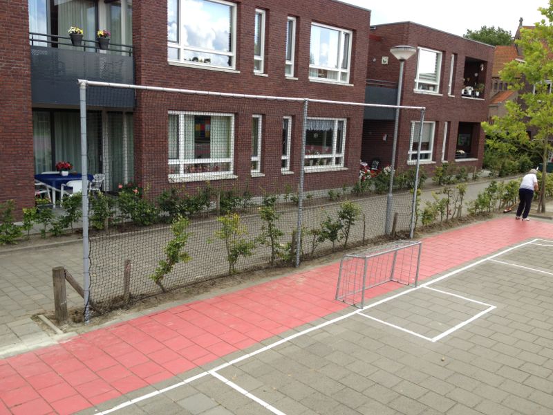 Voetbaldoeltjes model TRD210 4 Voetbaldoeltjes TRD210. Met een beperkt budget een sportief schoolplein. Voetbaldoeltje TRD210 verzinkt en daar achter een ballenvanger 3 meter hoog, 10 meter lang.