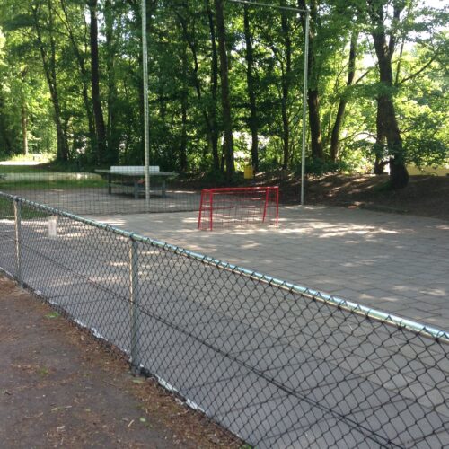 Voetbaldoeltjes model TRD210 14 Op de afbeelding ziet u dat de voetbaldoeltjes binnen een omheining geplaatst zijn, zodat er een kleine voetbalkooi ontstaat