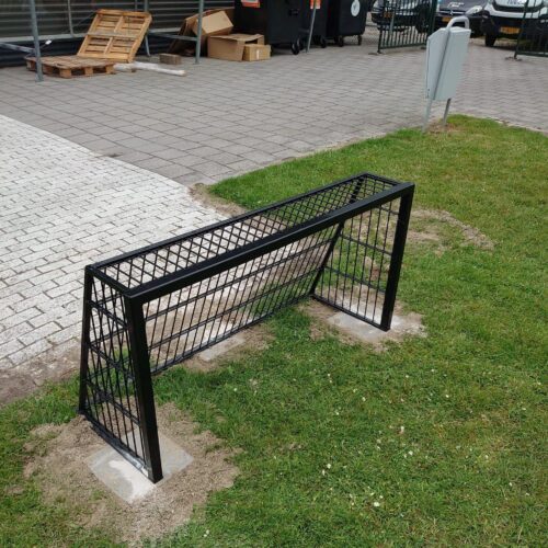 Voetbaldoeltjes model TRD300 128 Voetbaldoeltje TRD300 gecoat in ral 9005. Ook deze is geplaatst op 3 poeren die u desgewenst bij kunt bestellen. Afmetingen 1.5x0,75m. Duurzame doelen voor speel en schoolplein, ook in diverse andere afmetingen leverbaar.