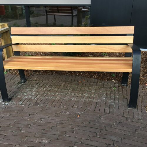 Parkbank Sofia. Lasergesneden en verzinkt stalen frame afgewerkt met houten latten van verduurzaamd grenen of fsc hardhout.
