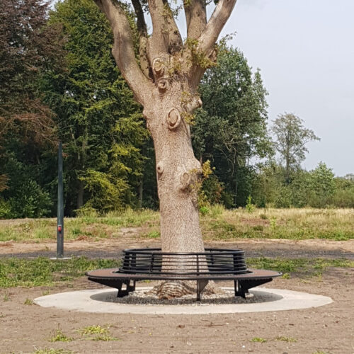 Boombanken model Yuvar 27 Prachtige boombank Yuvar. Deze staat in Deurningen. Park- straatmeubilair op zijn mooist. En uitstekend zitcomfort en scherp geprijsd.