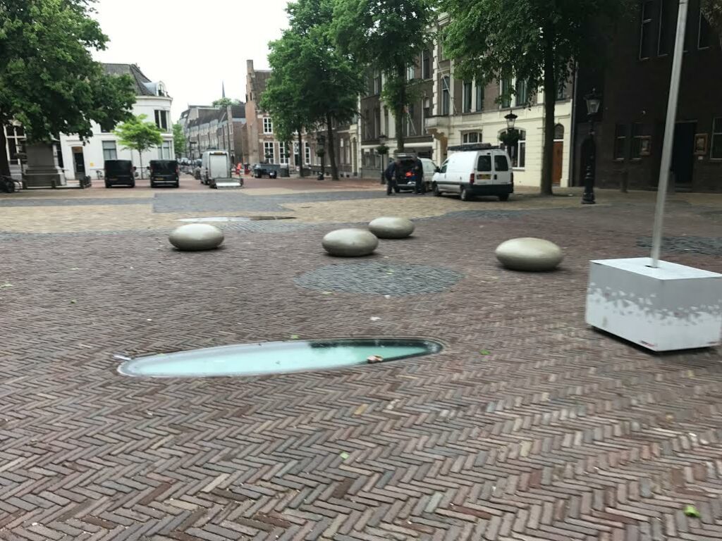 Parkmeubilair in kustgebieden 5 Betonnen zitelementen Smarties geleverd door SKWShop Domplein Utrecht