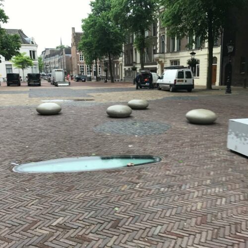 Betonnen zitelementen. De reuzen Smartie 55 Betonnen zitelementen Smarties geleverd door SKWShop Domplein Utrecht
