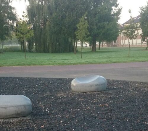 Betonnen zitelement - De Love-stone 18 Straatmeubliar op zijn mooist. Onze grote zitstenen, Love stones, bij de Universiteit van Wageningen. Uitgevoerd in een fraaie antraciet-kleur. Een fraaie variant op de klassieke parkbanken
