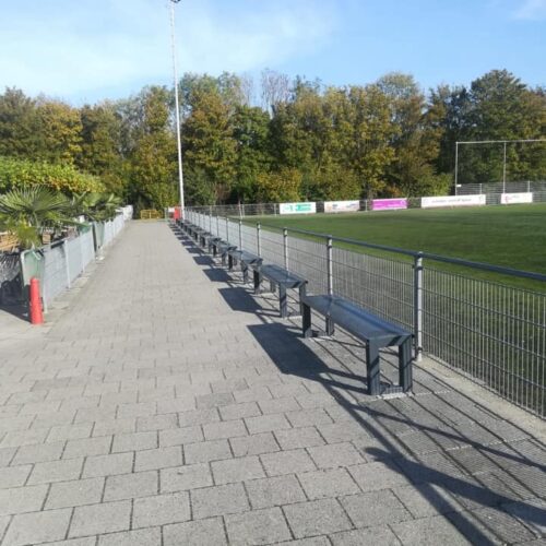20 stuks op een rij van deze fraaie parkbanken zodat de toeschouwers heerlijk kunnen zitten langs de lijn. Alle uitgevoerd in ral 7016 antraciet.