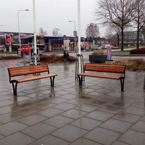 Parkbank Tauri Wood 29 De parkbanken Tauri Wood zoals geleverd en geplaatst bij winkelcentrum de Greiden in Heerenveen.