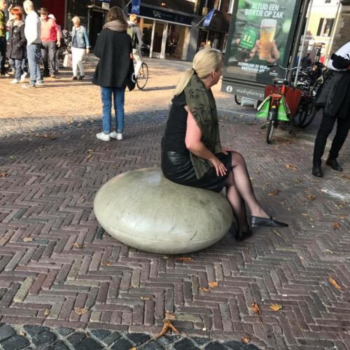 Betonnen zitelementen. De reuzen Smartie 57 Erg leuk in de openbare ruimte. De betonnen zit-elementen - Smarties
