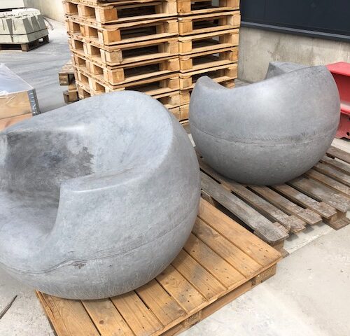 Betonnen zitelementen en tafel Stool 26 2 van deze fraaie parkbanken - stoelen gereed voor aflevering.