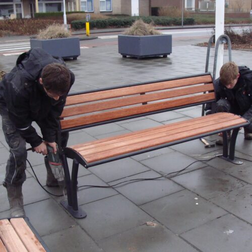 Parkbank Tauri Wood 30 Ook de montage van uw parkbanken - straatmeubilair kunnen wij voor u verzorgen.