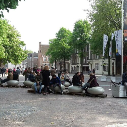 Betonnen zitelementen. De reuzen Smartie 54 Smarties op het Domplein