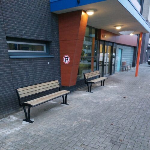 Parkbank Tauri Wood 44 Parkbank Tauri Wood is ook in een volledig stalen uitvoering leverbaar. Deze parkbank kenmerkt zich door een uitstekend zitcomfort.