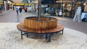 Een fraaie boombank, die uitstekend past in rustieke omgevingen met een buitendiameter van maar liefst 3 meter.
