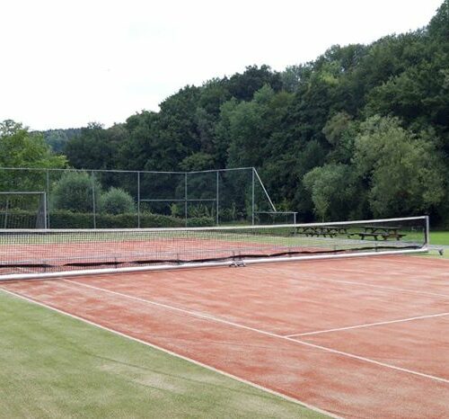 Deze tennisinstallatie staat op een gravelbaan bij onze Zuiderburen. Handig, duurzaam, ideaal voor tijdelijke tenniscourts.