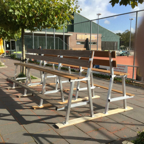 Verplaatsbare mini tribunes 23 Verhoogde zitbanken voor uw tennisaccommodatie. Een uitkomst voor uw toeschouwers.