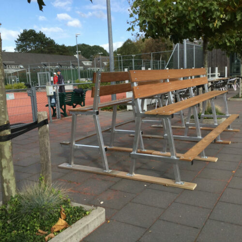 Verplaatsbare mini tribunes 21 Deze tennisbank cq mini tribune is van gelast aluminium met FSC hardhouten zitting en leuning. Een aanwinst voor iedere tennis-accommodatie.