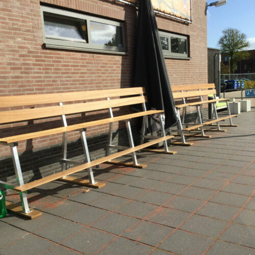 Verplaatsbare mini tribunes 26 Deze verhoogde tennisbanken hebben een lengte van maar liefst 3.5 meter en zijn desgewenst eenvoudig verplaatsbaar.