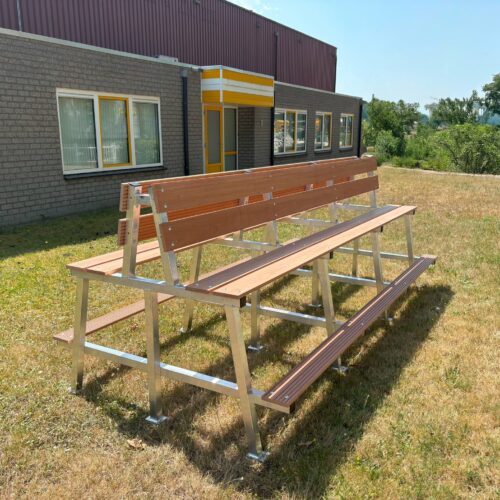 Verplaatsbare mini tribunes 20 De uitvoering met 1 zitrij tweezijdig van deze leuke tennisbanken. Ideaal tussen 2 banen in