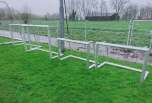 DE 1.8 x 1.2m en 1.2 x 0.8m voetbaldoeltjes uit deze serie naast elkaar. (Schildwolde). De JVD195-serie, het kwalitatieve topsegment.