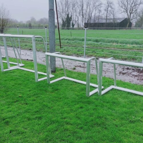 Mini pupillendoeltjes JVD195 – volledig gelast aluminium 50 DE 1.8 x 1.2m en 1.2 x 0.8m voetbaldoeltjes uit deze serie naast elkaar. (Schildwolde). De JVD195-serie, het kwalitatieve topsegment.