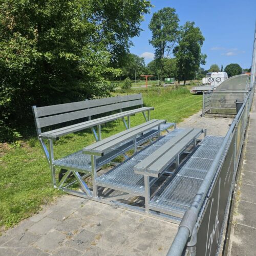 Modulaire sport- tribunes 88 Onze mini tribune bij voetbalvereniging vv Winsum met 3 zitrijen en een lengte van 4 meter
