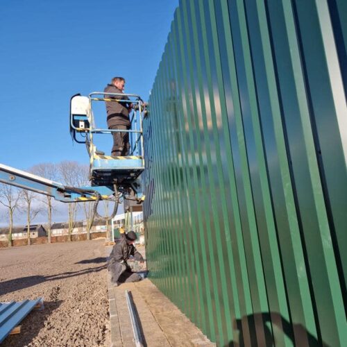 Tribune Alto - Replay 69 Montage van de damwandprofielen tegen de achterwand. Hier is gekozen voor groen, maar er zijn diverse kleuren leverbaar. We informeren u graag.