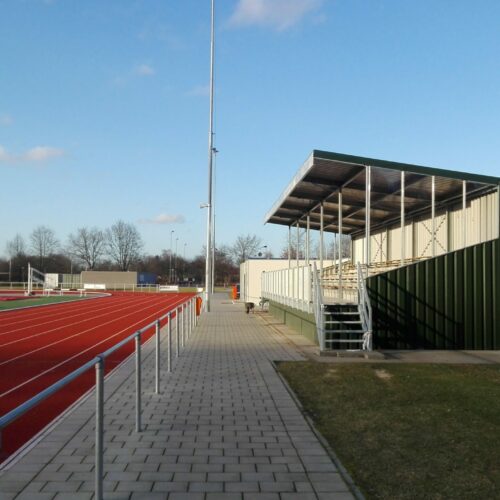 Tribune model Live 41 Zij-aanzicht tribune Live. Lengte 20 meter. Geniet van perfect zicht op het veld dankzij de 1 meter verhoogde constructie.