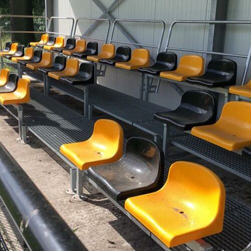 Modulaire sport- tribunes 66 Voor de kuipstoeltjes van deze tribune-serie geldt, diverse kleuren en kleurencombinaties mogelijk