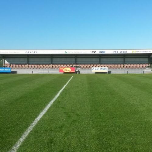Tribune model Live 49 Tribune Olympia, lengte 30 meter. Geplaatst op een door de vereniging gemetselde onderbouw. De tribunes zijn afgewerkt met damwandprofielen in diverse RAL-kleuren, waardoor ze perfect passen bij de uitstraling van uw club of sportaccommodatie.