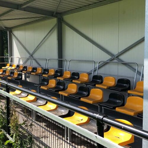 Modulaire sport- tribunes 72 Comfortabel de wedstrijd bekijken. Deze fraaie mini tribunes is onbeperkt uitbreidbaar. Afgebeeld de uitvoering met 3 zit-rijen. Ook leverbaar met 2 zit-rijen