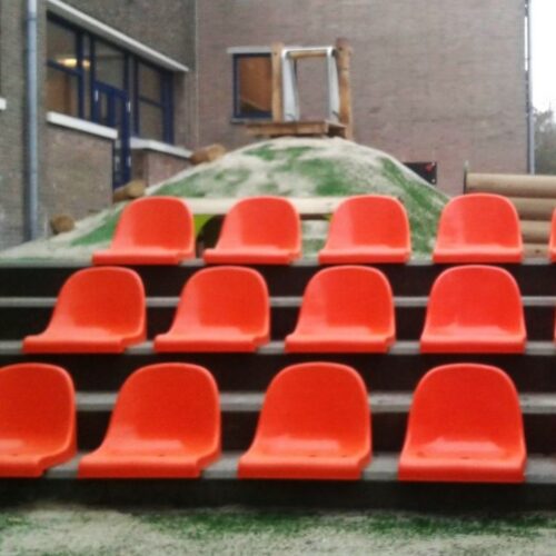 Tribune- dugout zitjes 12 Onze tribunestoelen - tribunezitjes gebruikt, om op een stenen trap naar een kunstgrasveld te plaatsen, waardoor er een tribune ontstaat.