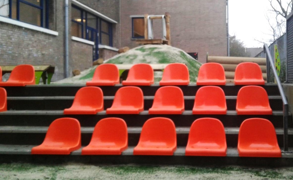 Tribune- dugout zitjes 4 Onze tribunestoelen - tribunezitjes gebruikt, om op een stenen trap naar een kunstgrasveld te plaatsen, waardoor er een tribune ontstaat.