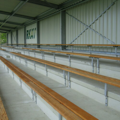 Tribune model Live 50 Onze tribunes kunnen geleverd worden met kuipstoelen en met de afgebeelde FSC hardhouten zitplanken. De modulaire tribuneconstructie van het type Tribune Live biedt sportclubs een duurzame en kostenefficiënte oplossing om toeschouwers hoog en droog van wedstrijden te laten genieten.