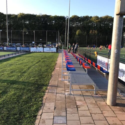 Modulaire sport- tribunes 59 Een ideale manier om uw toeschouwers comfortabel de wedstrijd te laten kijken. Deze tribune is leverbaar vanaf een lengte van 6 meter en ook in een uitvoering met 2 zit-rijen leverbaar