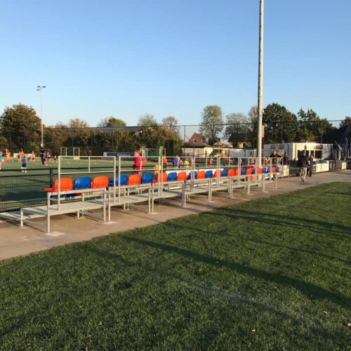 Modulaire sport- tribunes 58 Deze tribunes zijn absoluut een aanwinst voor uw sportaccommodatie. Deze fraaie uitvoering met 3 zit-rijen staat bij MHV Maarssen