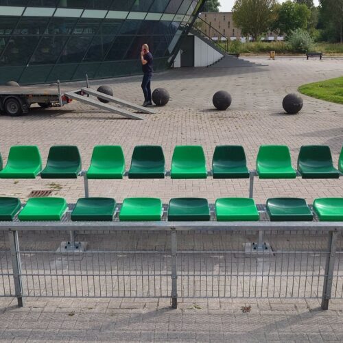 Modulaire sport- tribunes 99 Onze mini tribunes zijn verkrijgbaar met 2 tot 6 zitrijen en kunnen worden uitgebreid met extra segmenten van 1,5 meter, zodat de lengte van de tribune volledig onbeperkt is.