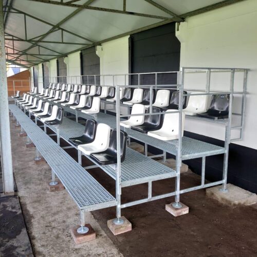 Modulaire sport- tribunes 92 Volbad verzinkte tribunes, leverbaar tot en met 5 zitrijen. Voor de kuipstoeltjes heeft u de keuze uit diverse kleuren.