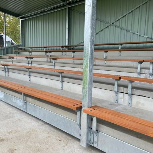 Tribune Alto - Replay 61 Naast de afgebeelde FSC zitplanken kunt u ook kiezen voor kuip[stoelen in uw clubkleuren voor deze tribunes. Leverbaar vanaf 12 meter, en uitbreidbaar per segment van 4 meter met 40 extra zitplaatsen.