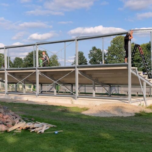 Tribune model Live 56 Nog een afbeelding van de bouw van de tribune bij vv Tricht. Door de verhoogde plaatsing van de tribune is het mogelijk om dug-outs te plaatsen zonder het zicht van toeschouwers te belemmeren – een unieke eigenschap van de Tribune Live.