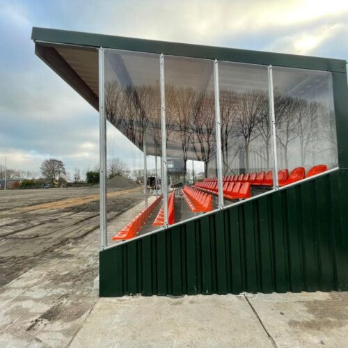 Tribune Alto - Replay 77 Zijaanzicht van deze fraaie tribune. Door de modulaire opbouw verrassend voordelig en onbeperkt uitbreidbaar. Leverbaar vanaf een lengte van 12 meter.