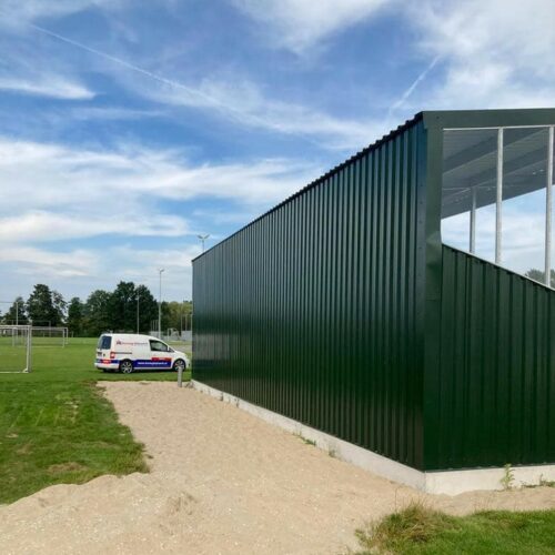 Tribune model Live 60 Deze tribune is afgewerkt met hoogwaardige damwandprofielen, hierbij heeft u de keuze uit verschillende kleuren. We infomeren u graag.