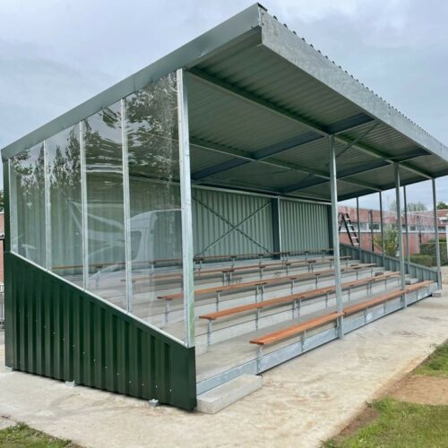 Tribune Alto - Replay 59 Zijaanzicht van deze fraaie tribune met een lengte van 12 meter.