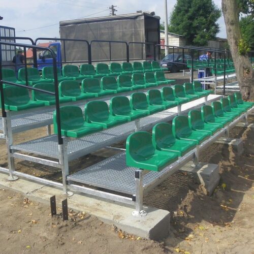 Modulaire sport- tribunes 71 Twee stuks sporttribune met 4 zit-rijen en op de achtergrond een mini tribune met 3 zitrijen.