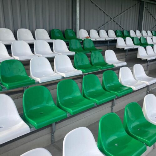 Tribune model Live 61 De zitjes van deze fraaie tribunes kunnen in diverse kleuren uitgevoerd worden. Deze tribune biedt niet alleen optimaal zitcomfort voor toeschouwers, maar verhoogt ook de uitstraling en professionaliteit van uw sportaccommodatie.