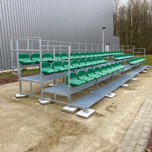 Modulaire sport- tribunes 78 Onze mini tribune met 3 zitrijen en een looprooster voor de 1e rij, deze staat in Vlaanderen (Essen).