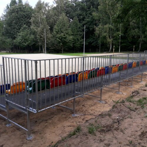 Modulaire sport- tribunes 81 De modulaire mini sporttribune is ideaal voor elke sportvereniging die haar supporters comfortabele en duurzame zitplaatsen wil bieden.