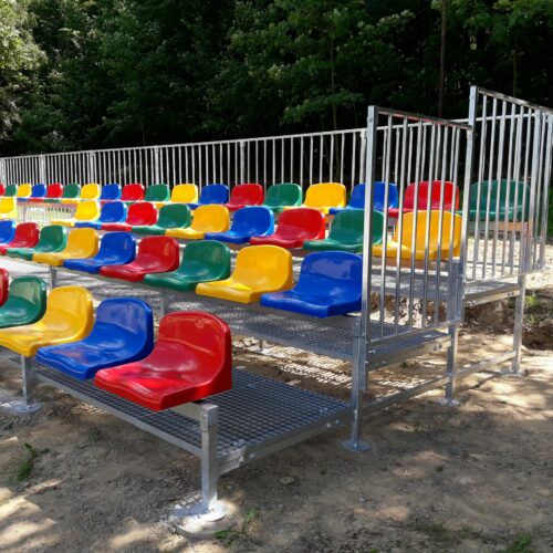 Modulaire sport- tribunes 80 Onze mini tribunes zijn een aanwinst voor elk sportcomplex dat zijn publiek een veilige, duurzame zitoplossing wil bieden.